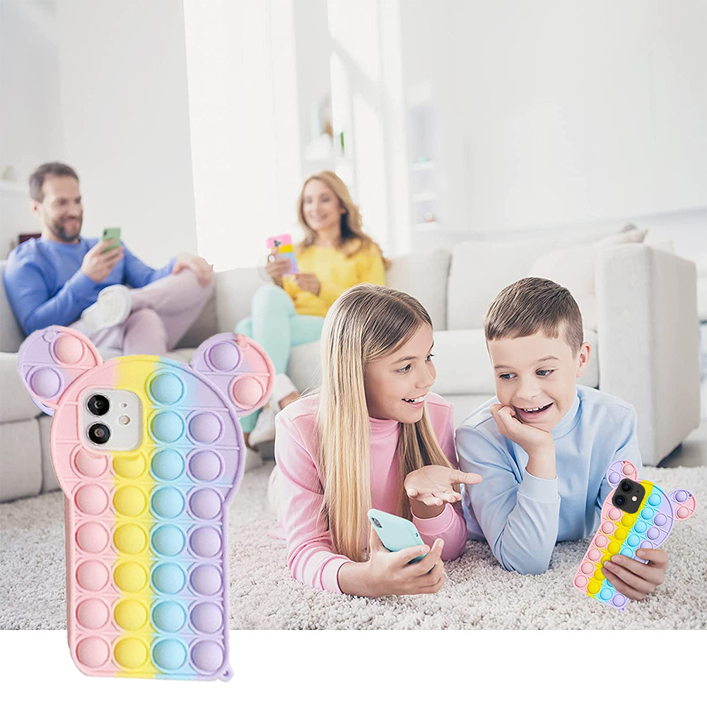 Eine farbenfrohe Pop-it-Handyhülle ist mit Kindern und Erwachsenen im Hintergrund zu sehen, die Handys benutzen.