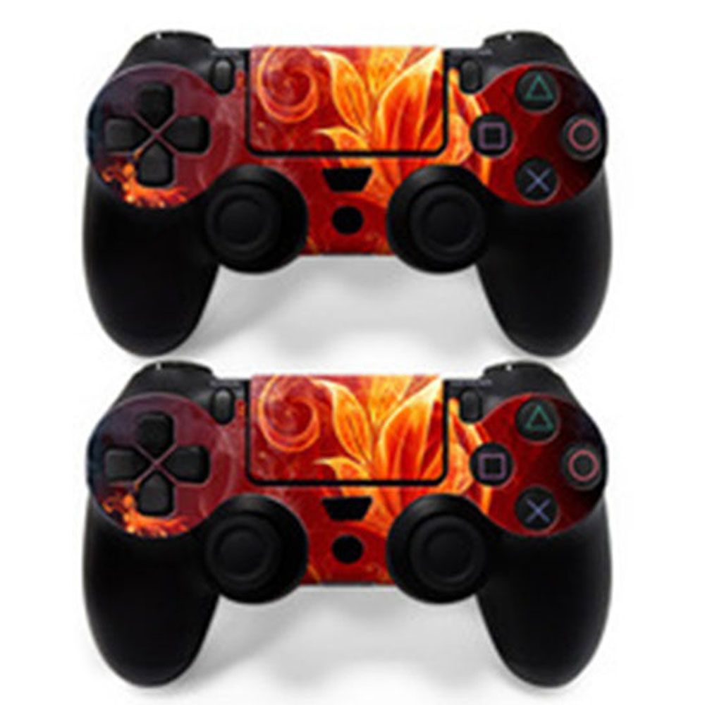Zwei schwarze PlayStation 4-Controller mit einem feurigen Blumendesign, das den Grip und die Ästhetik verbessert.