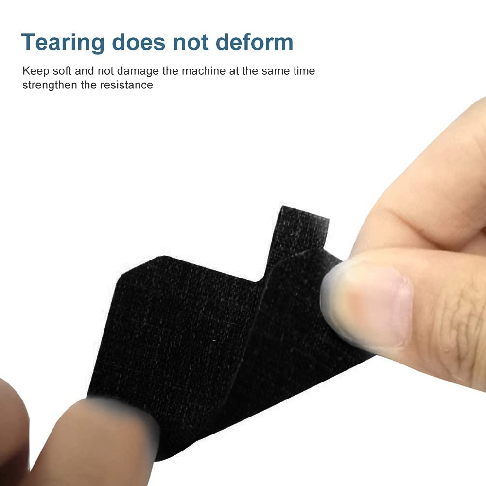 Eine Hand hält ein schwarzes, strukturiertes Klebepad und demonstriert seine flexible, nicht verformende Qualität.