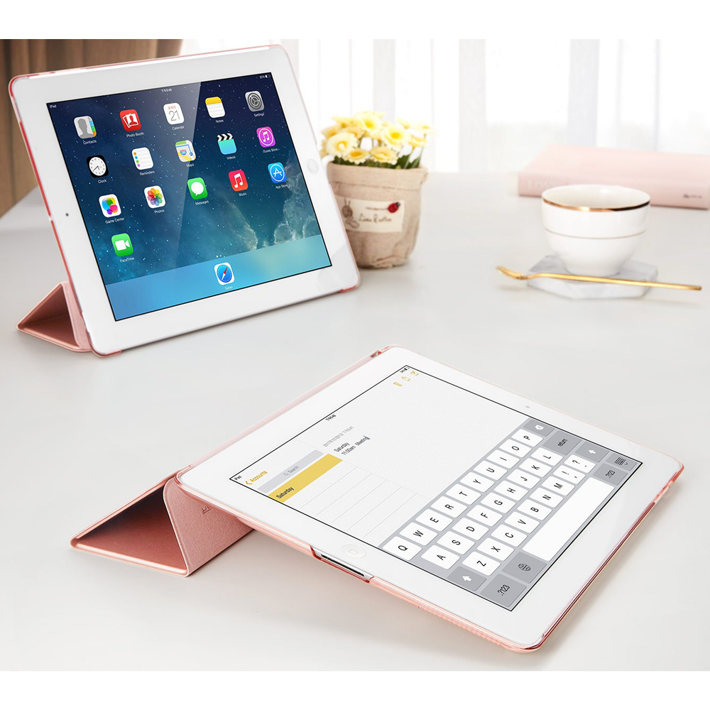 Zwei iPads, eines mit Tastatur und das andere mit Apps, stehen auf einem weißen Tisch.