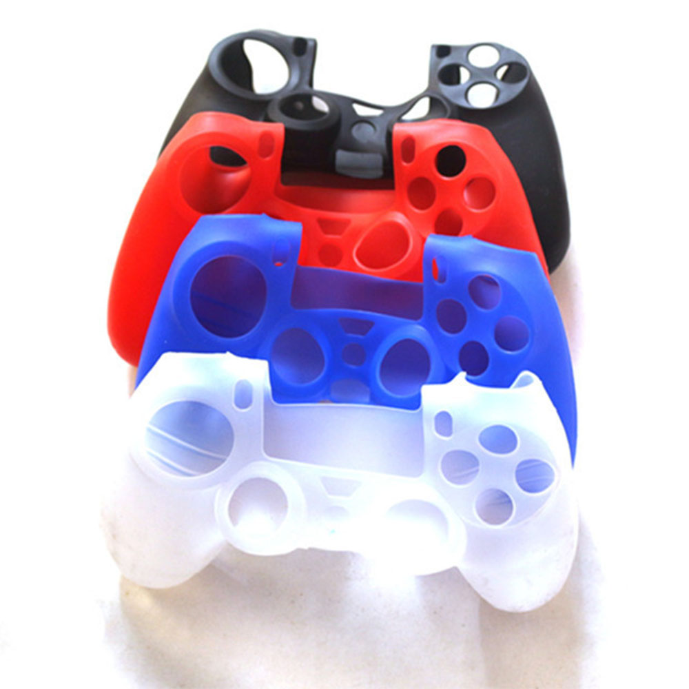Gestapelte bunte Silikonhüllen für Gamecontroller in Schwarz, Rot, Blau und Weiß auf einem weißen Hintergrund.