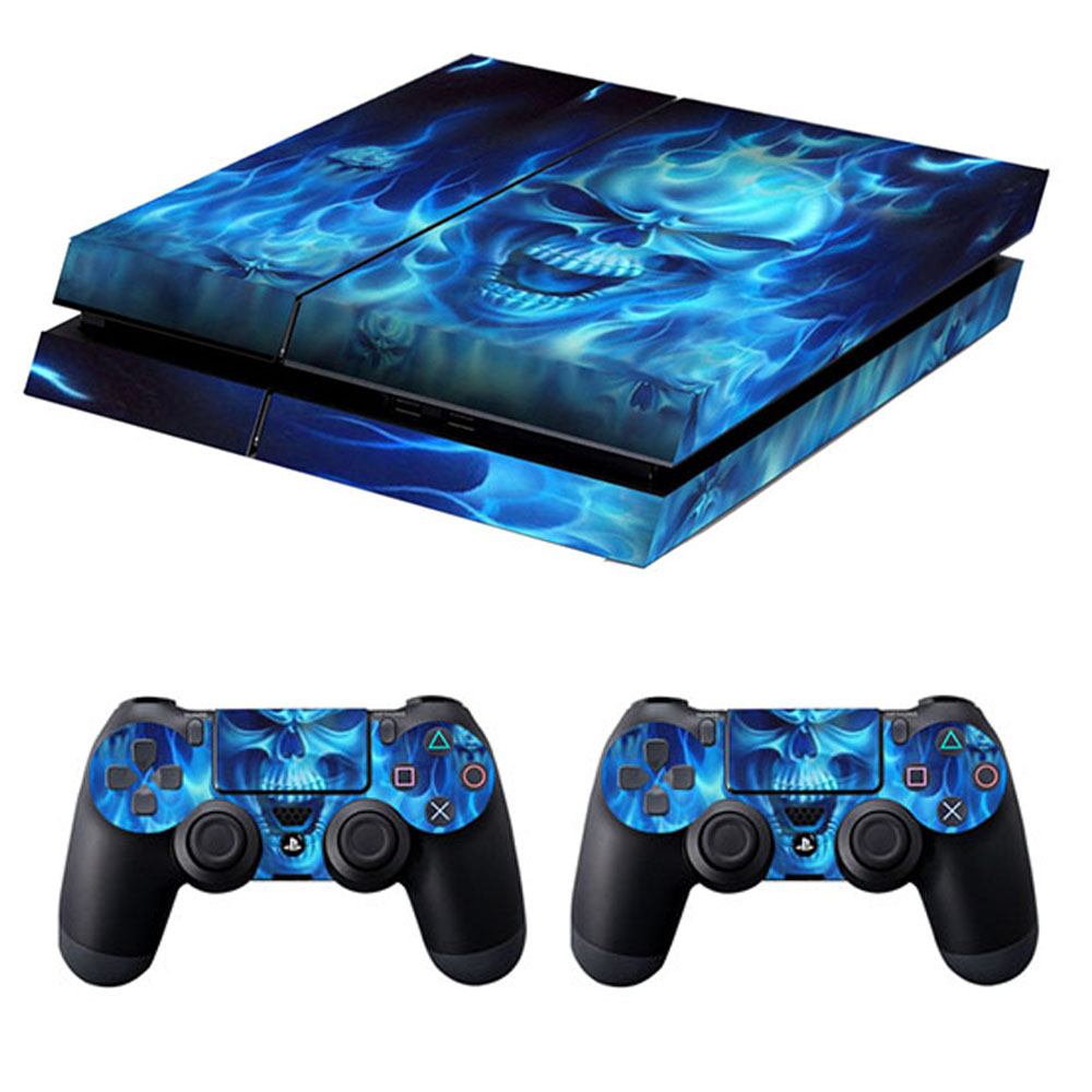 Zwei PlayStation-Controller mit einem blauen Totenkopf-Flammen-Design werden auf einem weißen Hintergrund gezeigt.