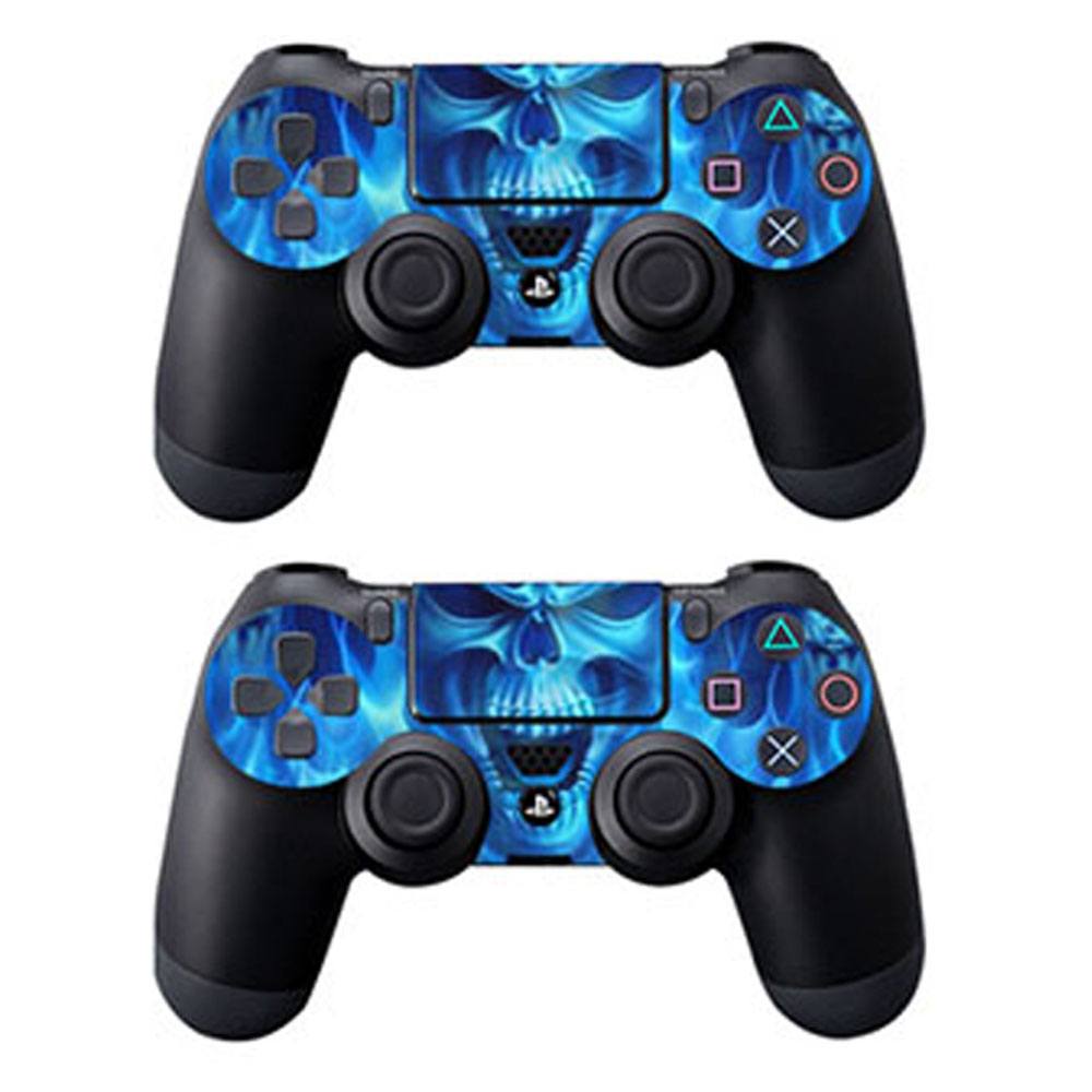 Eine Nahaufnahme zeigt zwei PlayStation-Controller mit einem blauen Totenkopf-Flammen-Design auf Weiß.