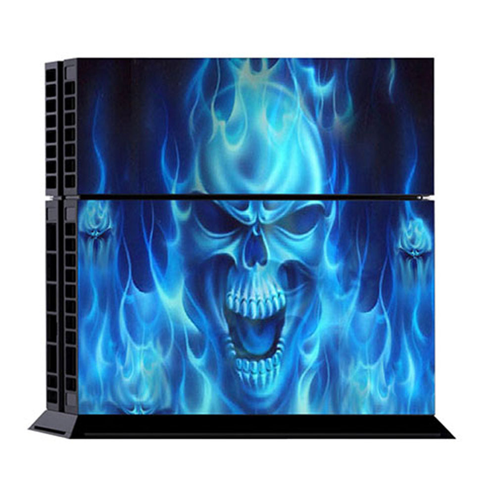 Eine PlayStation-Konsole mit einem blauen Totenkopf-Flammen-Design wird vor einem weißen Hintergrund angezeigt.