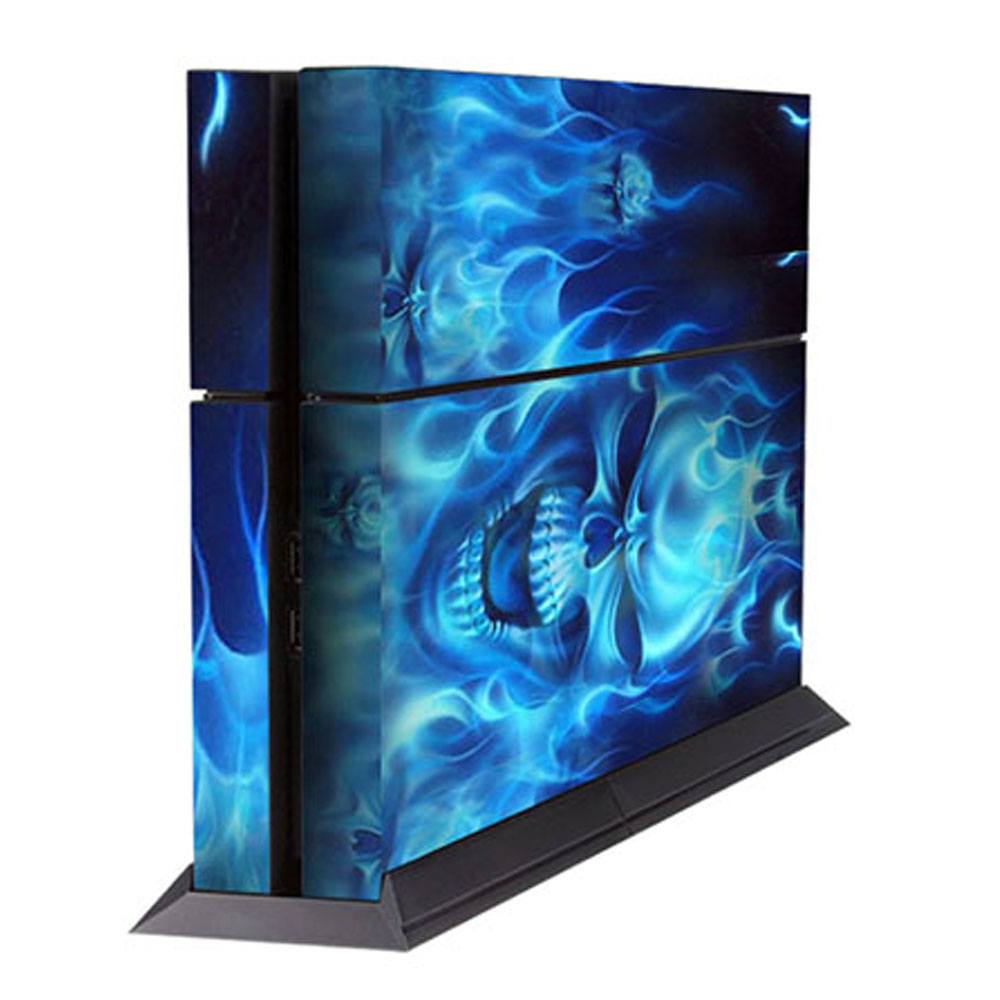 Eine PlayStation-Konsole mit einem blauen Totenkopf-Flammen-Design wird auf Weiß angezeigt.