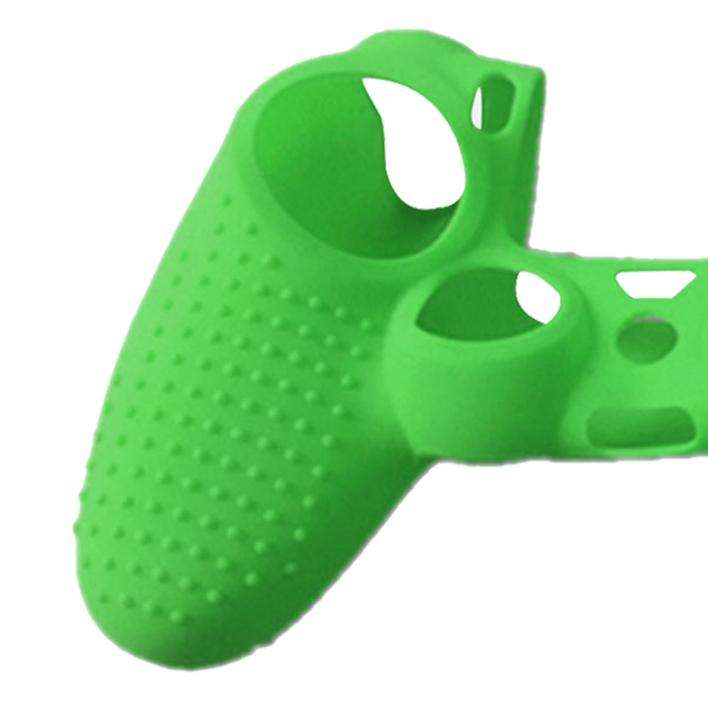 Nahaufnahme einer grünen Silikonhülle für PlayStation-Controller, die die Grifffläche und Öffnungen zeigt.