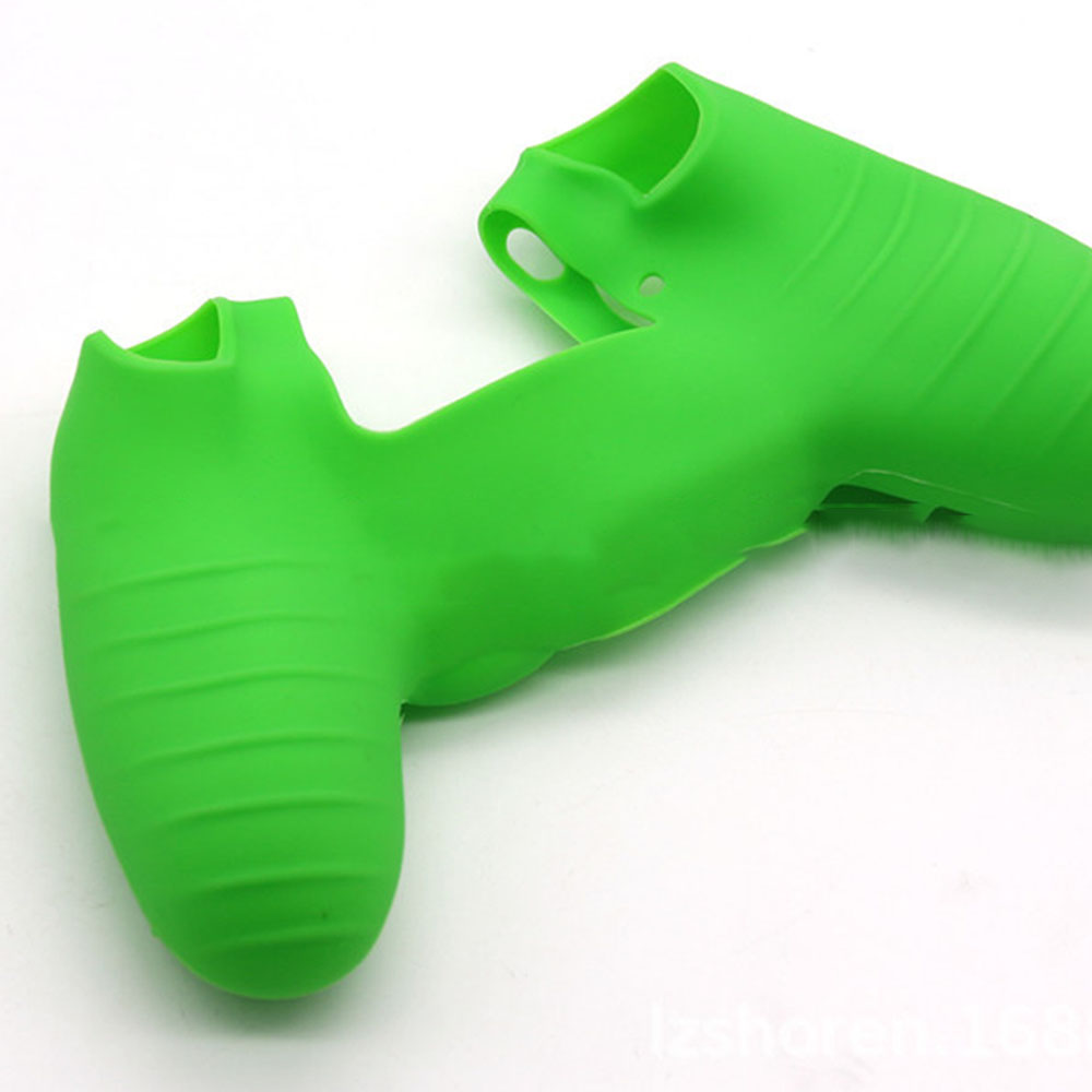 Grüne Silikonhülle für PlayStation-Controller, abgewinkelte Ansicht, die Griff und Tastenöffnungen zeigt.