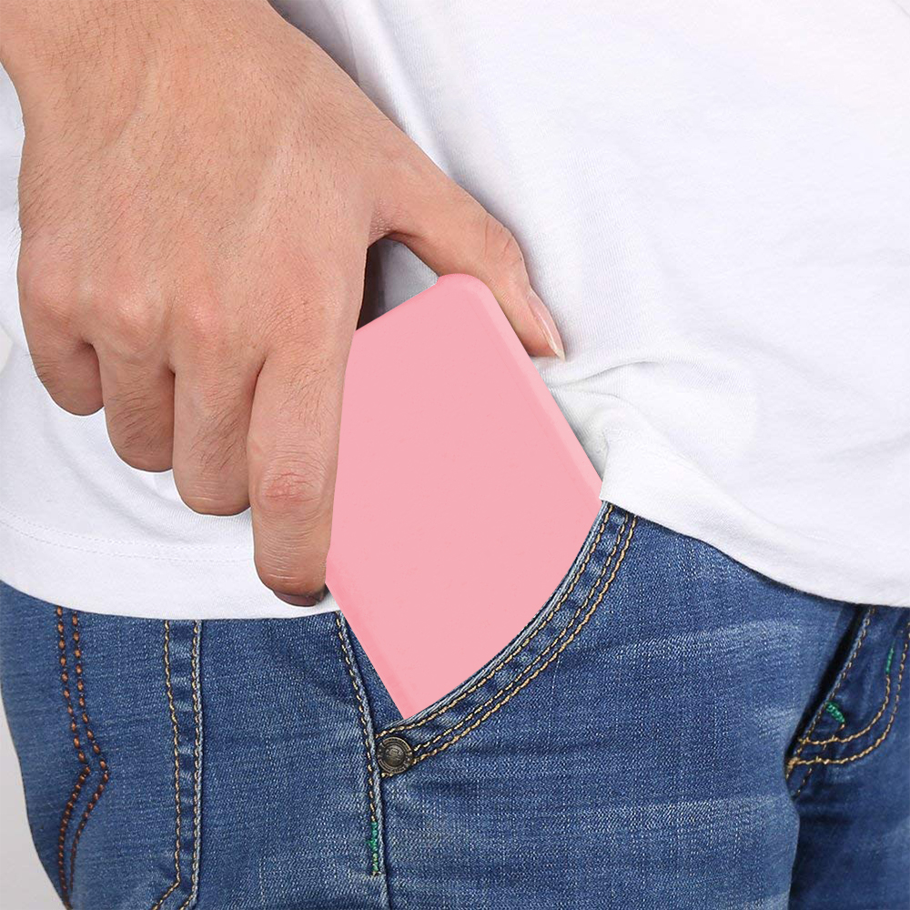 Eine pinkfarbene Handyhülle befindet sich in der Tasche einer blauen Jeans, gehalten von einer Hand.