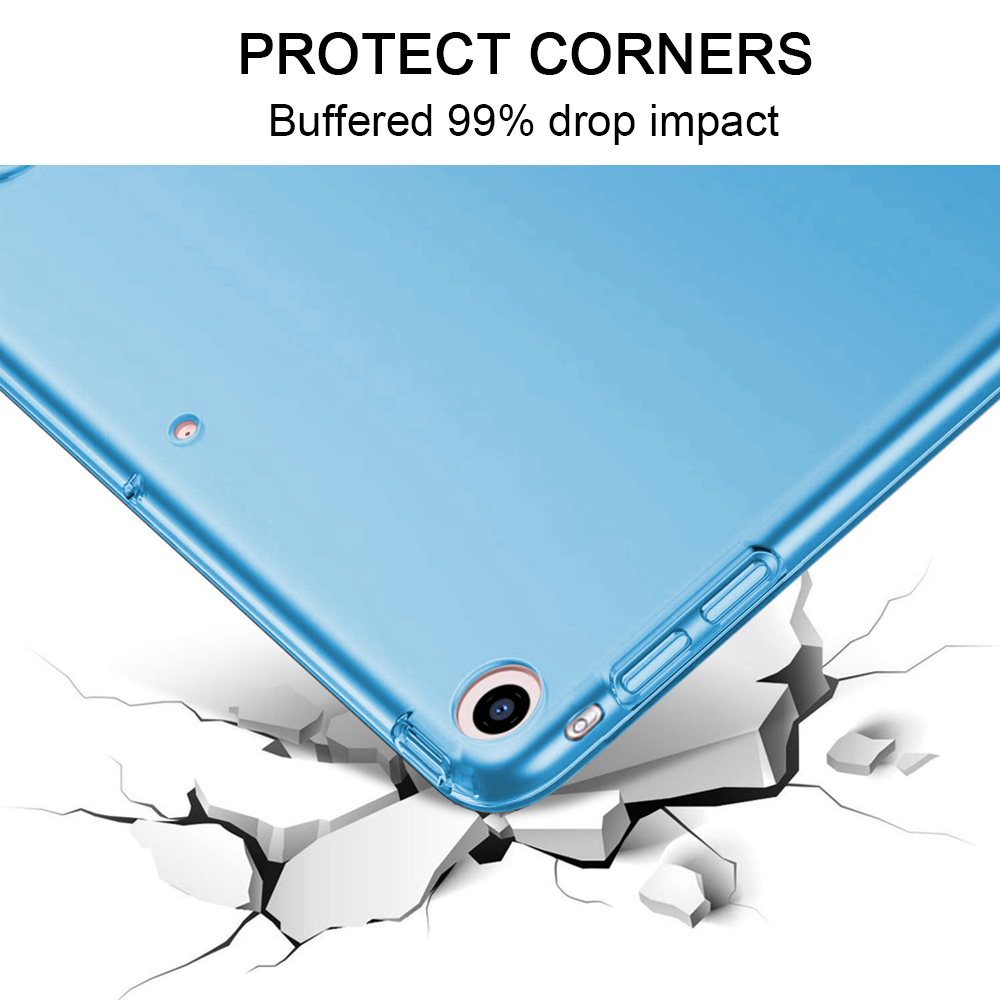 Eine blaue Tablet-Hülle schützt die Ecken vor Stößen, dargestellt mit rissigem Boden.