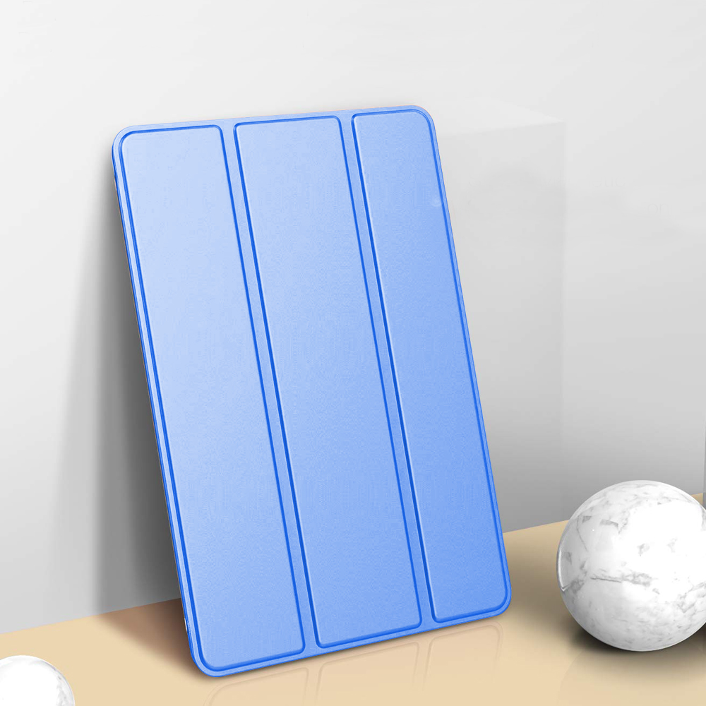 Eine hellblaue iPad-Hülle mit drei Segmenten, die an einer weißen Wand mit einer Marmorkugel lehnt.
