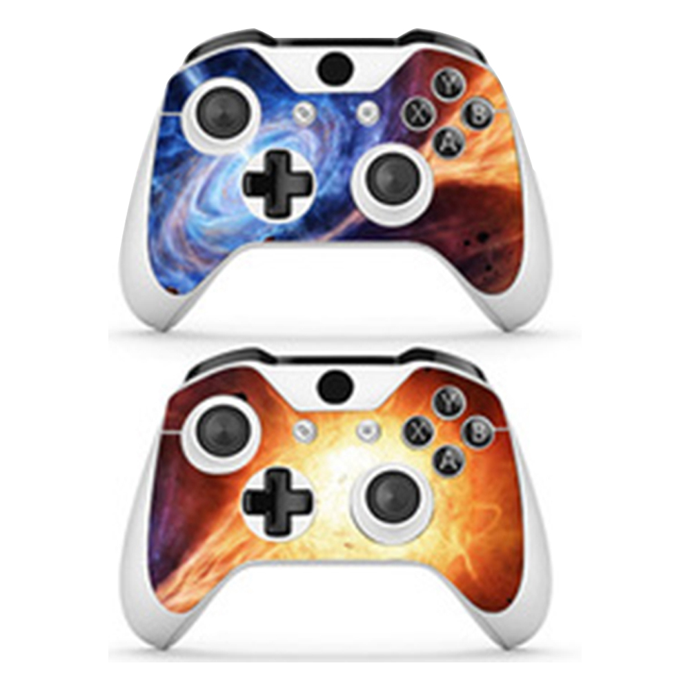 Zwei Gamecontroller mit einem blauen Nebeldesign auf dem einen und einem Feuerdesign auf dem anderen.