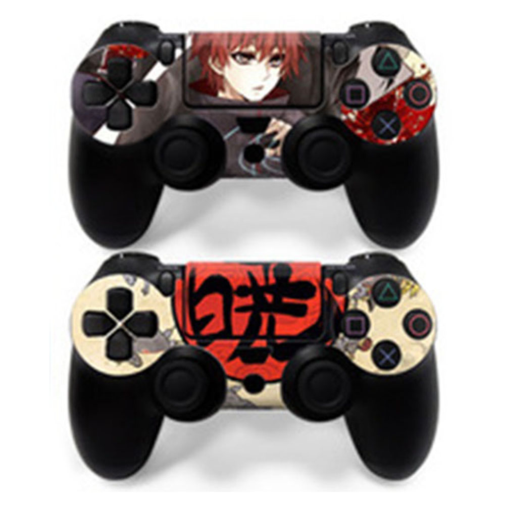 Zwei schwarze PlayStation-Controller mit individuellen Anime-Designs werden angezeigt.