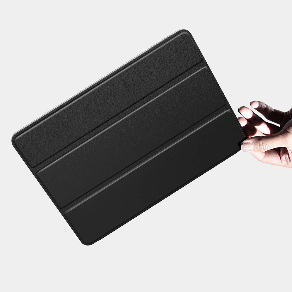Eine Hand hält eine geschlossene schwarze Tablethülle und präsentiert ihr schlankes Design.