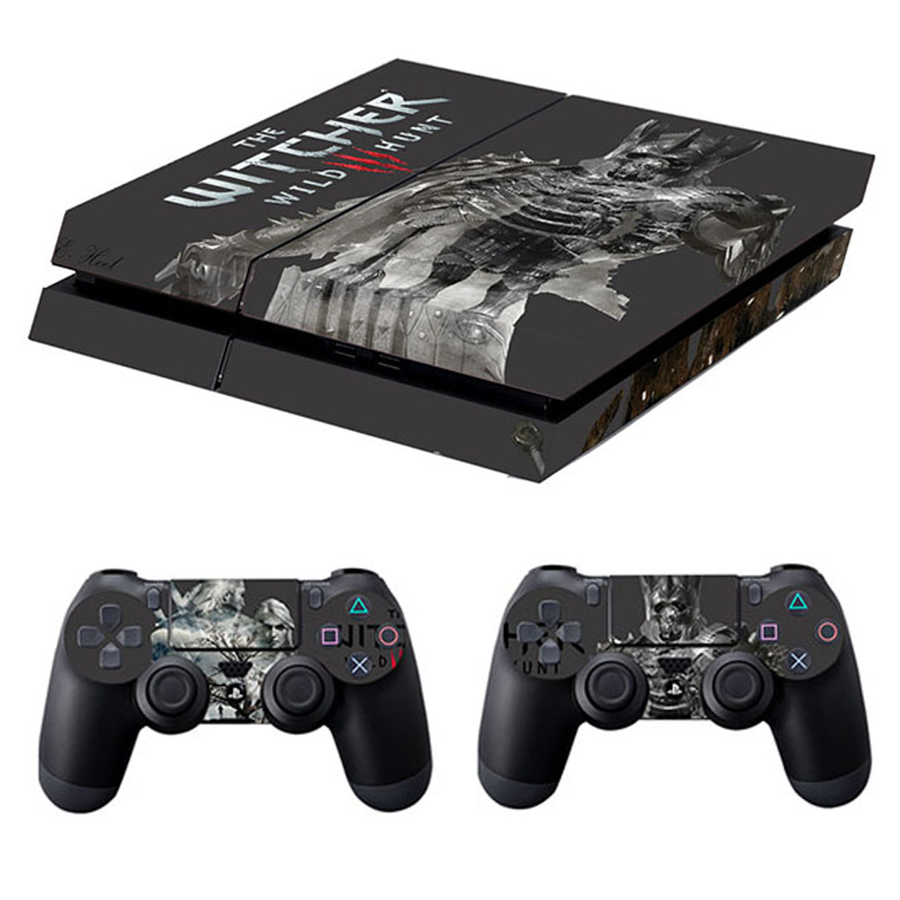 Schwarze PlayStation 4 mit 'The Witcher'-Design und zwei Controllern im passenden Design.