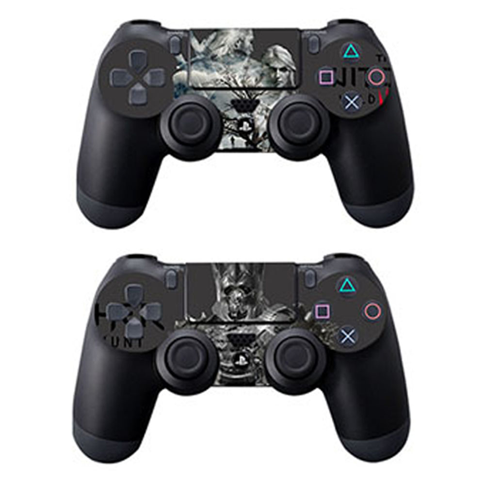 Zwei schwarze PlayStation 4-Controller mit 'The Witcher'-Designs auf ihren Touchpads.