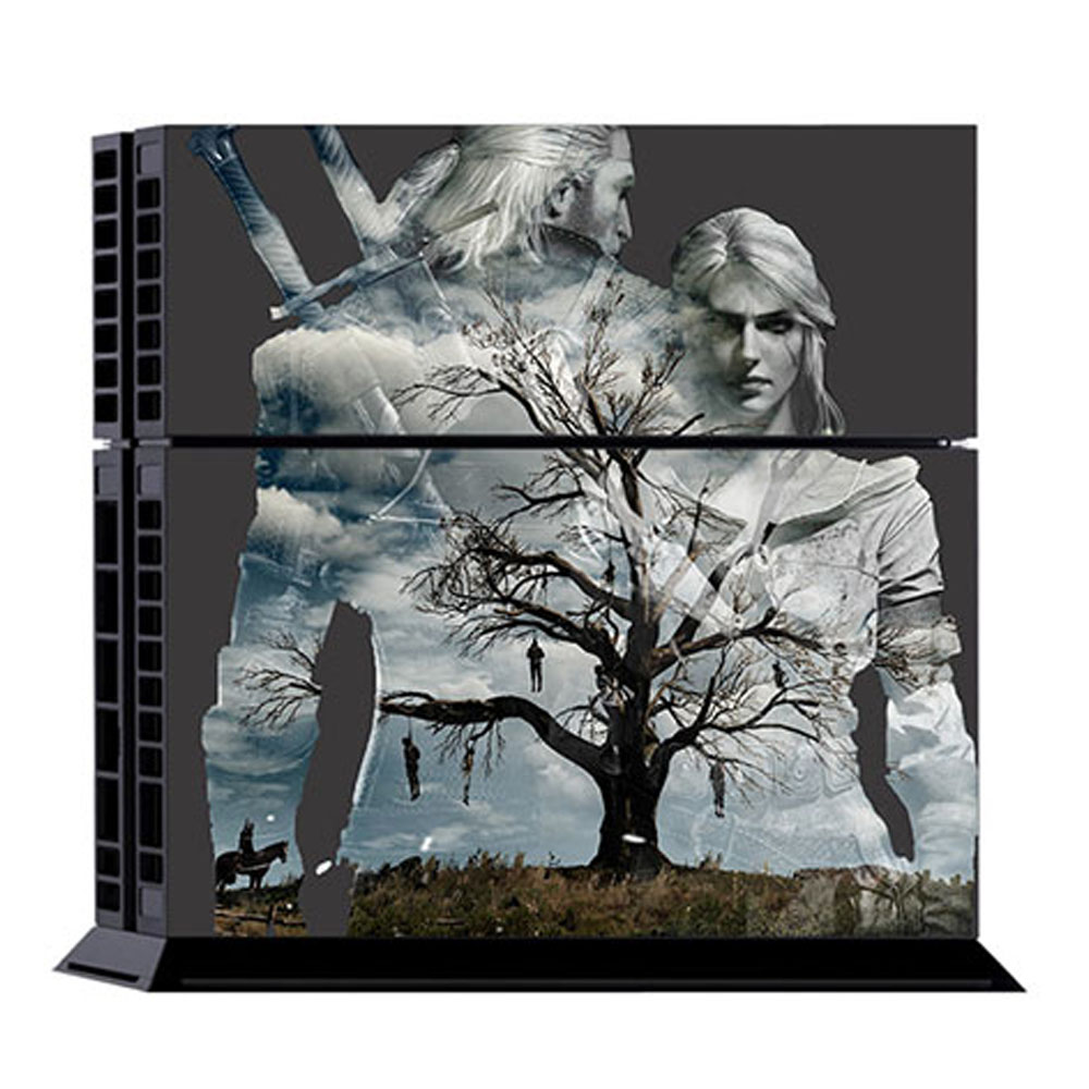 Eine schwarze PlayStation 4 mit einem 'The Witcher'-Design mit Charakteren und einem Baum.