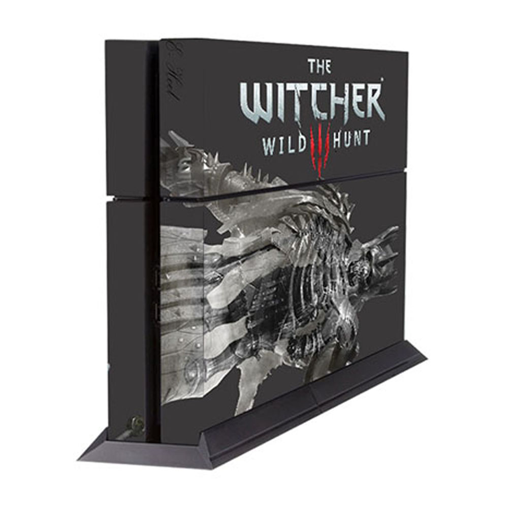 Eine schwarze PlayStation 4 mit einem 'The Witcher'-Skin, die vertikal auf einem Ständer steht.