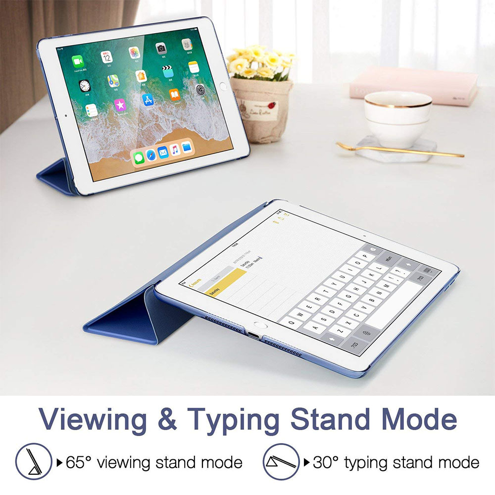 Zwei iPads mit blauen Hüllen im Standmodus: eines zum Betrachten, eines zum Tippen, auf einem weißen Tisch.