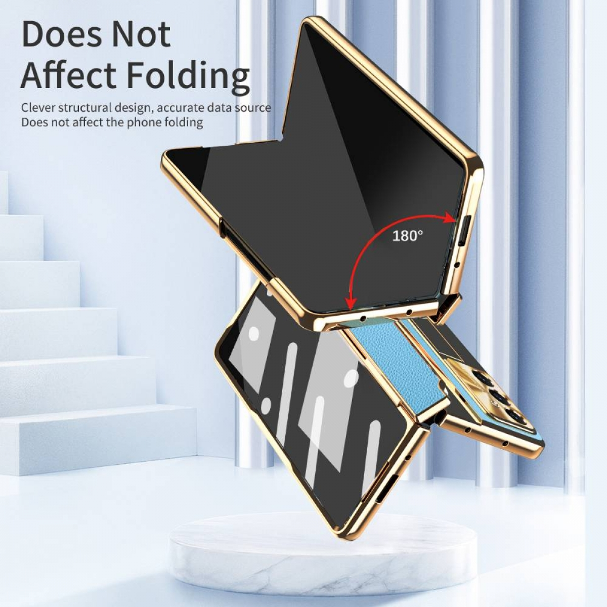 Eine faltbare Handyhülle in Gold und Hellblau wird in der Nähe von weißen Treppen auf einer weißen Oberfläche gezeigt.