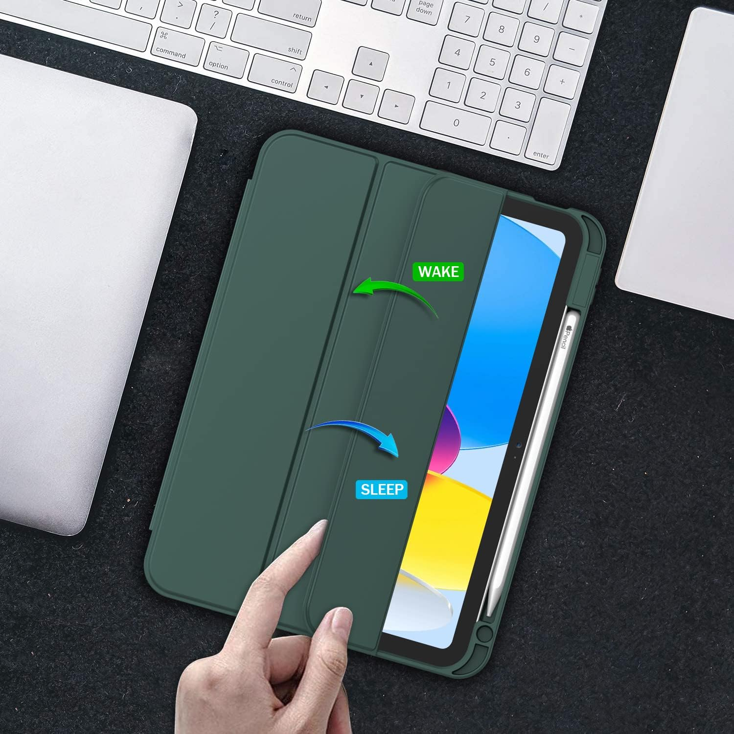 Eine grüne Tablet-Hülle wird in der Nähe einer Tastatur angezeigt und zeigt die Schlaf-/Wachfunktion mit einem Stift auf einer dunklen Oberfläche.