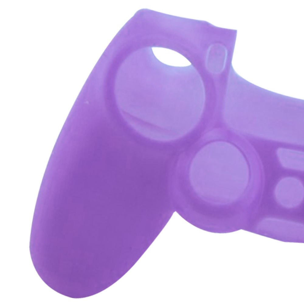 Nahaufnahme des Rands einer lila Silikon-PlayStation-Controller-Abdeckung.