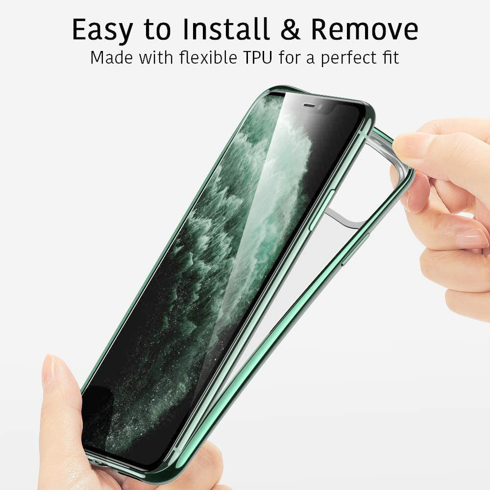 Das Bild zeigt eine durchsichtige Handyhülle mit grünem Rand, die auf einem schwarzen Handy installiert wird und das flexible TPU-Design hervorhebt.