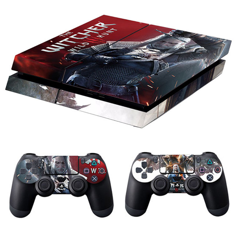 Das Bild zeigt eine PlayStation 4 Konsole und zwei Controller mit benutzerdefinierten Skins, die das Artwork von The Witcher 3: Wild Hunt zeigen.