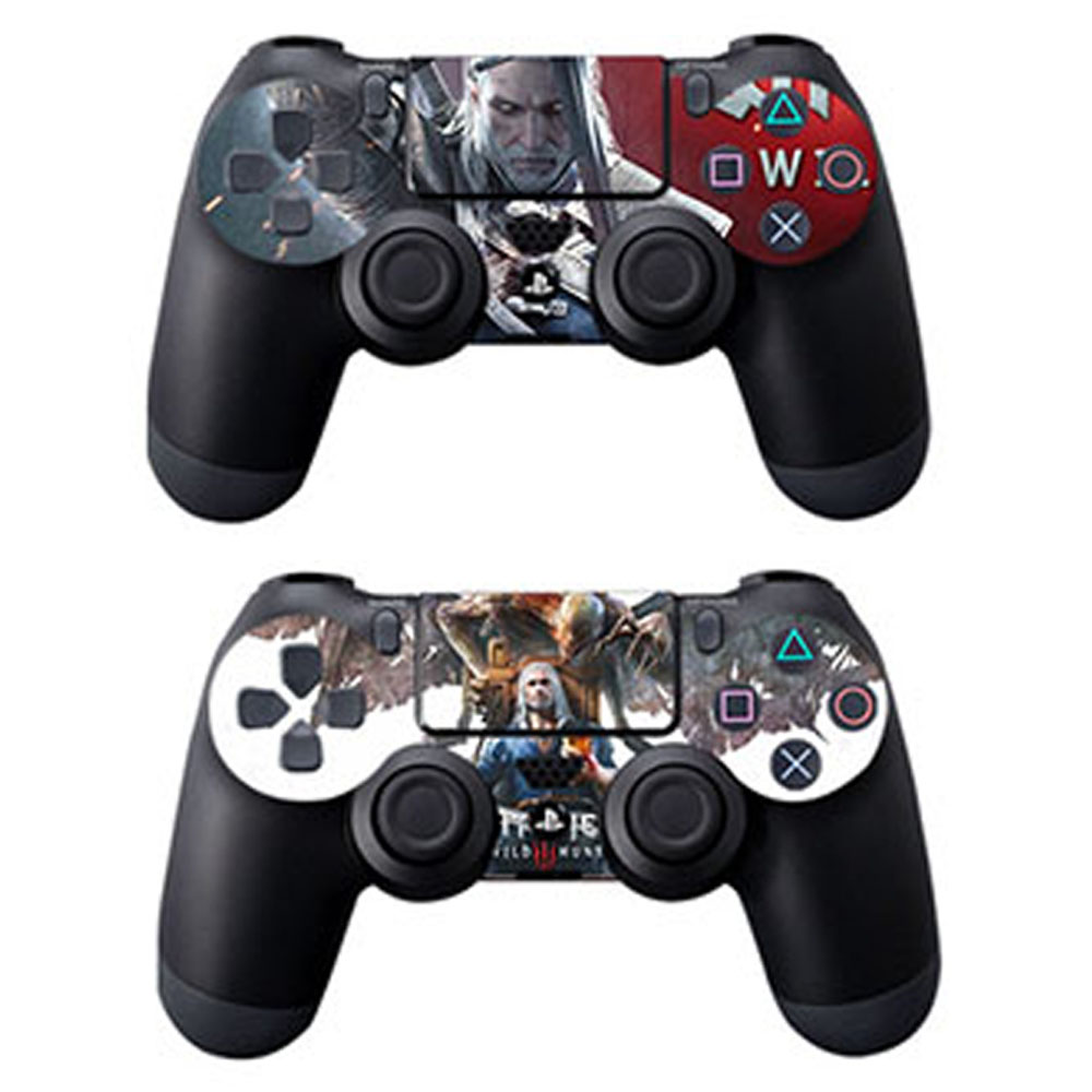 Zwei schwarze Gamecontroller mit The Witcher-Design auf der Oberseite.