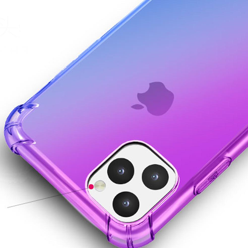 Eine Nahaufnahme eines iPhones in einer lila-blauen Hülle, die die Kameraobjektive zeigt.