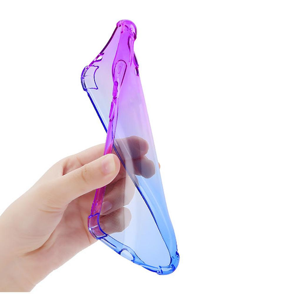 Eine Hand, die eine flexible iPhone-Hülle hält, die von Lila zu Blau übergeht.