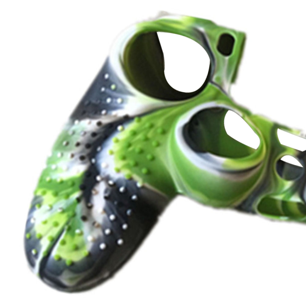 Nahaufnahme einer grünen, weißen und schwarzen Silikonhülle für einen PlayStation-Controller.