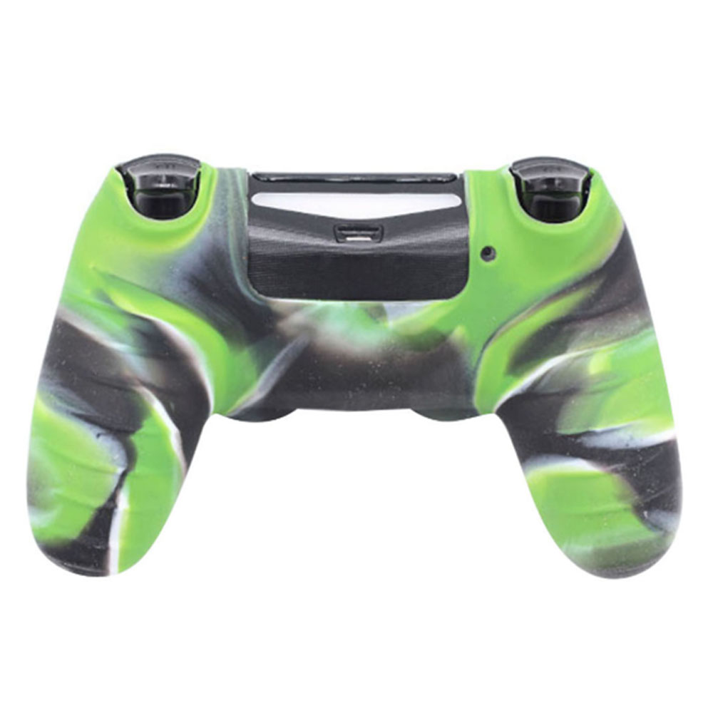 Grüne, schwarze und weiße Camouflage-Silikonhülle für einen PlayStation-Controller.