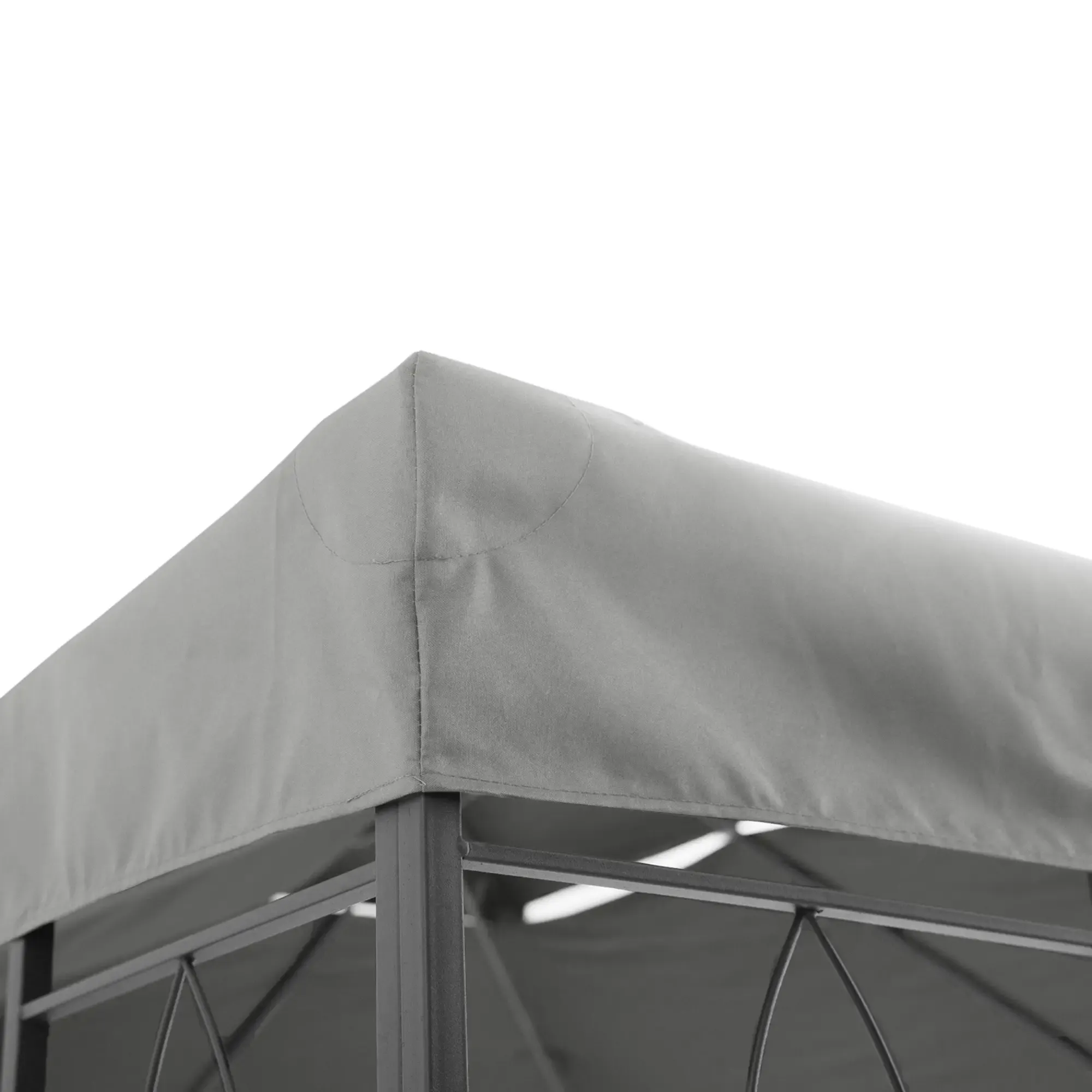 Ecke eines grauen Pavillondachs mit schwarzem Metallrahmen vor einem hellweißen Himmel.