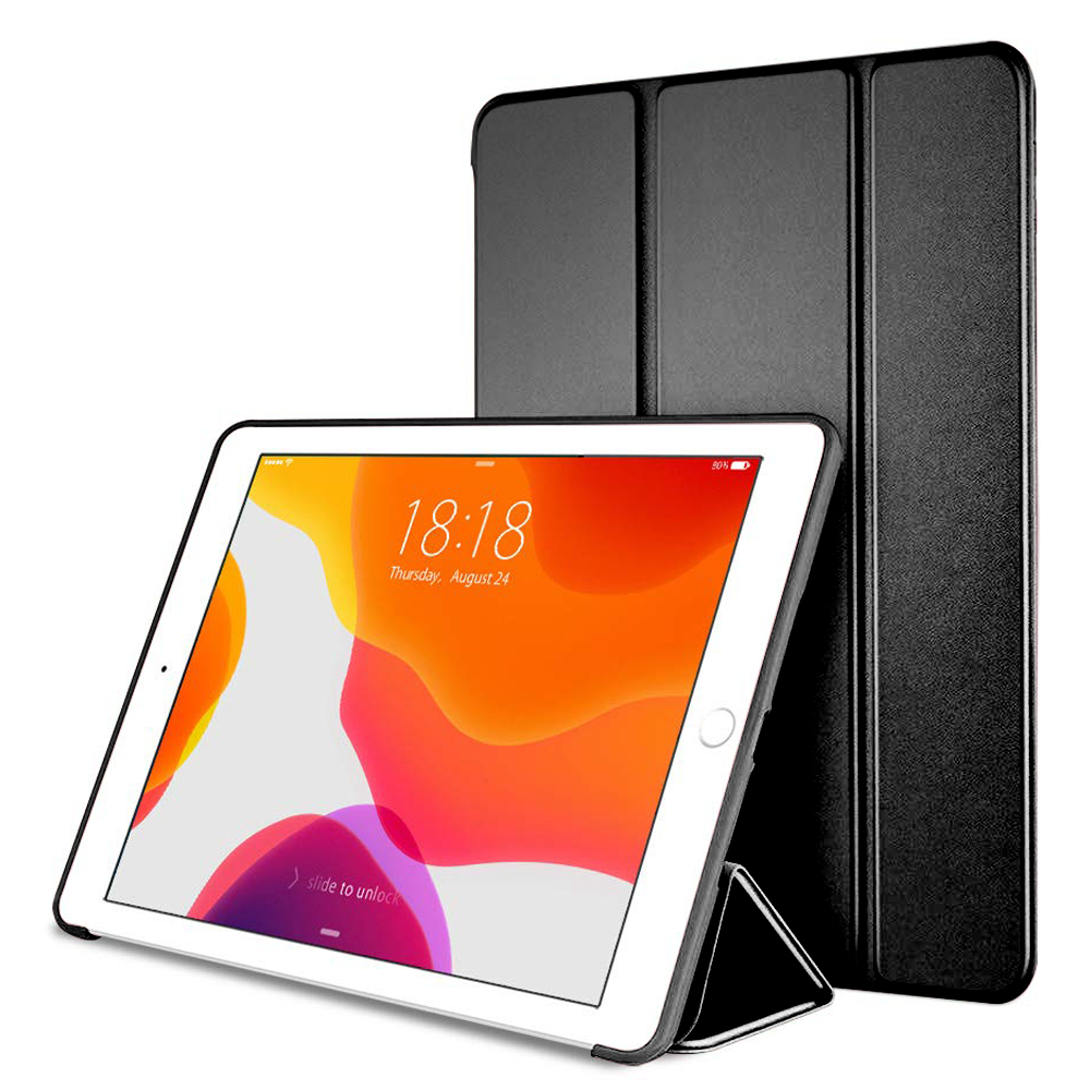 Ein weißes iPad befindet sich in einer schwarzen Hülle und wird von der Hülle aufgestellt. Auf dem Bildschirm wird die Uhrzeit 18:18 angezeigt.