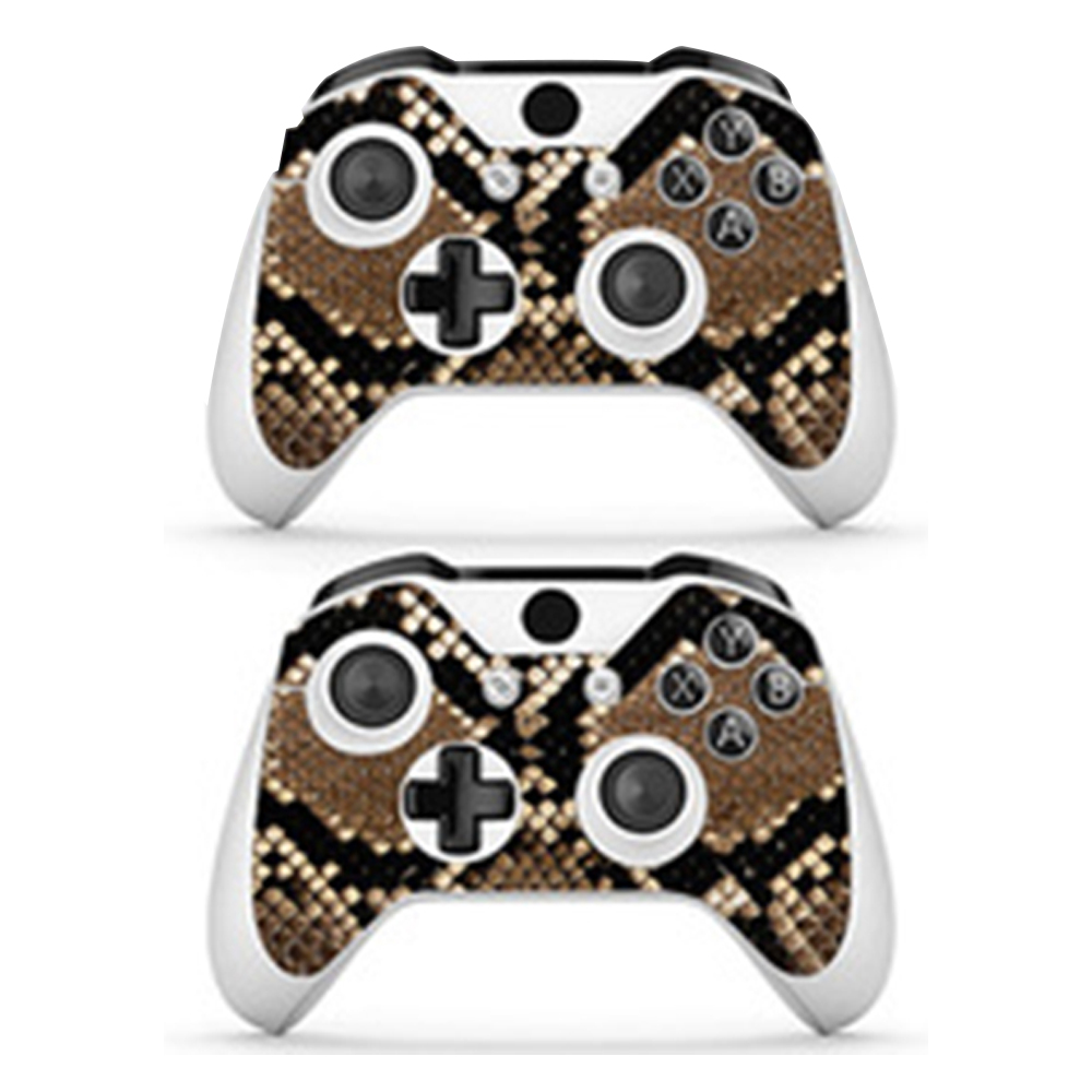 Zwei Controller weisen ein braunes Schlangenhautmuster mit schwarzen Tasten und weißer Verzierung auf.