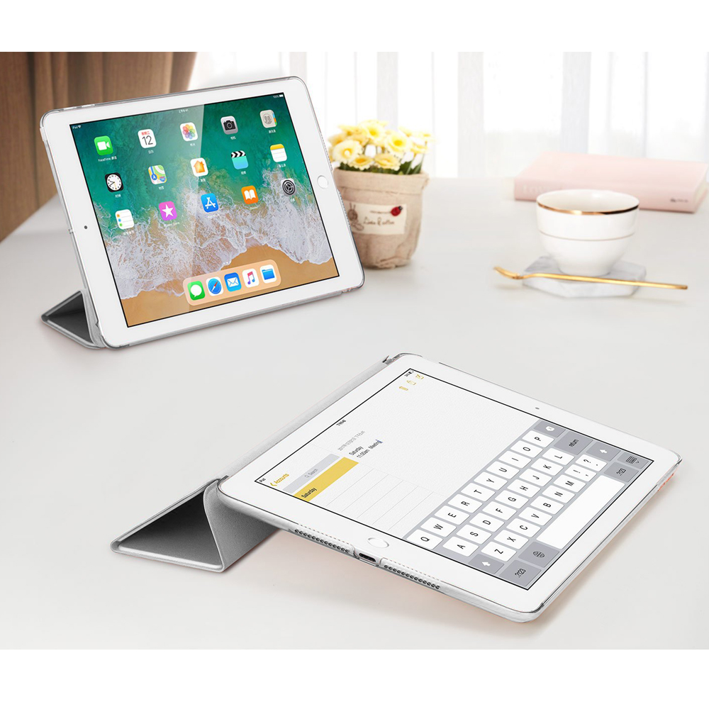 Zwei iPads mit Hüllen. Eines ist aufgeklappt, das andere liegt flach.