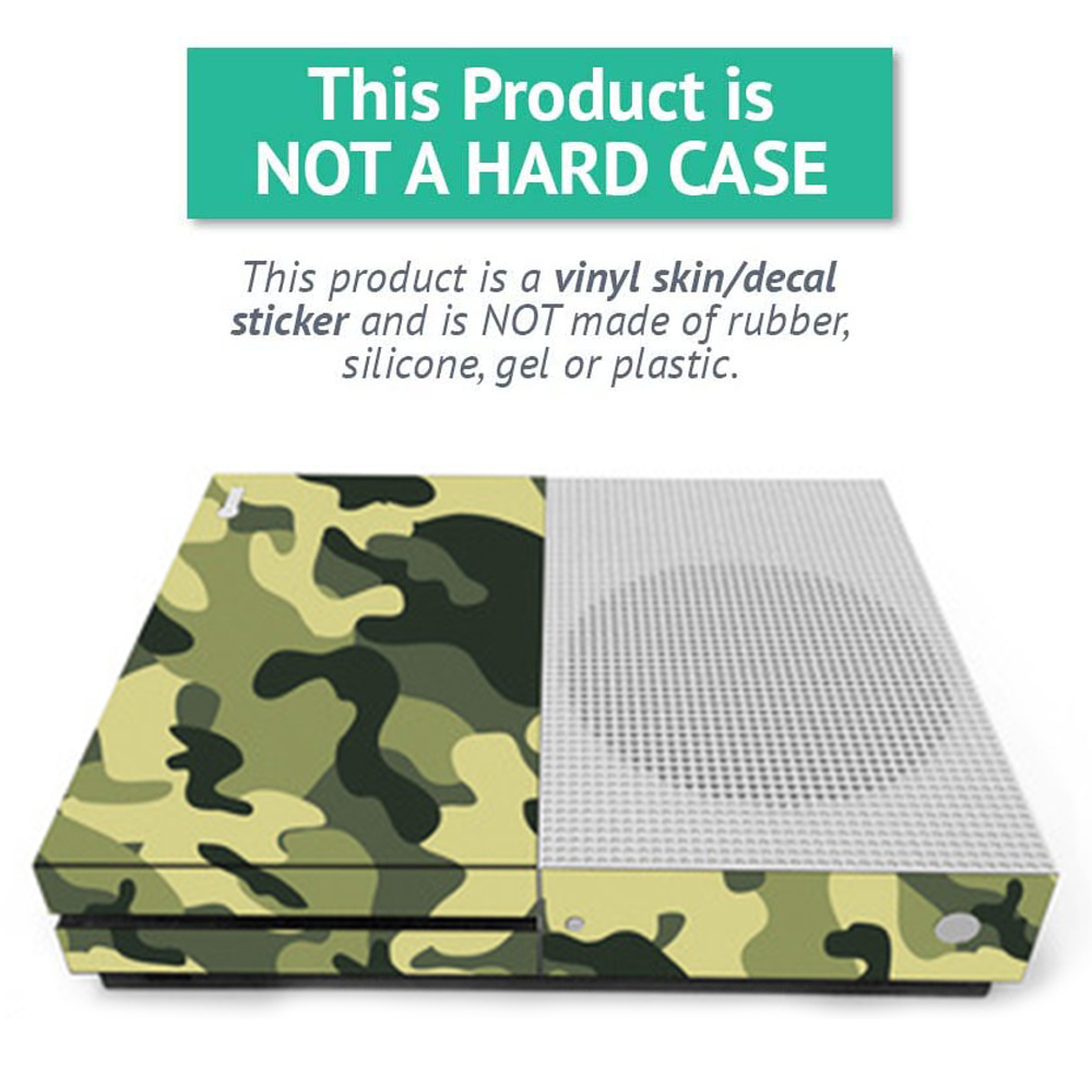 Eine Xbox-Konsole mit einem Camouflage-Design auf weißem Hintergrund.