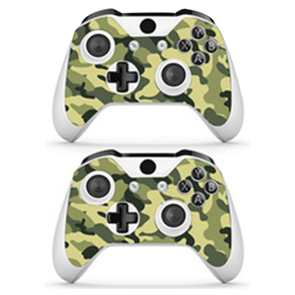 Zwei weiße Xbox-Controller mit einem Camouflage-Design auf weißem Hintergrund.