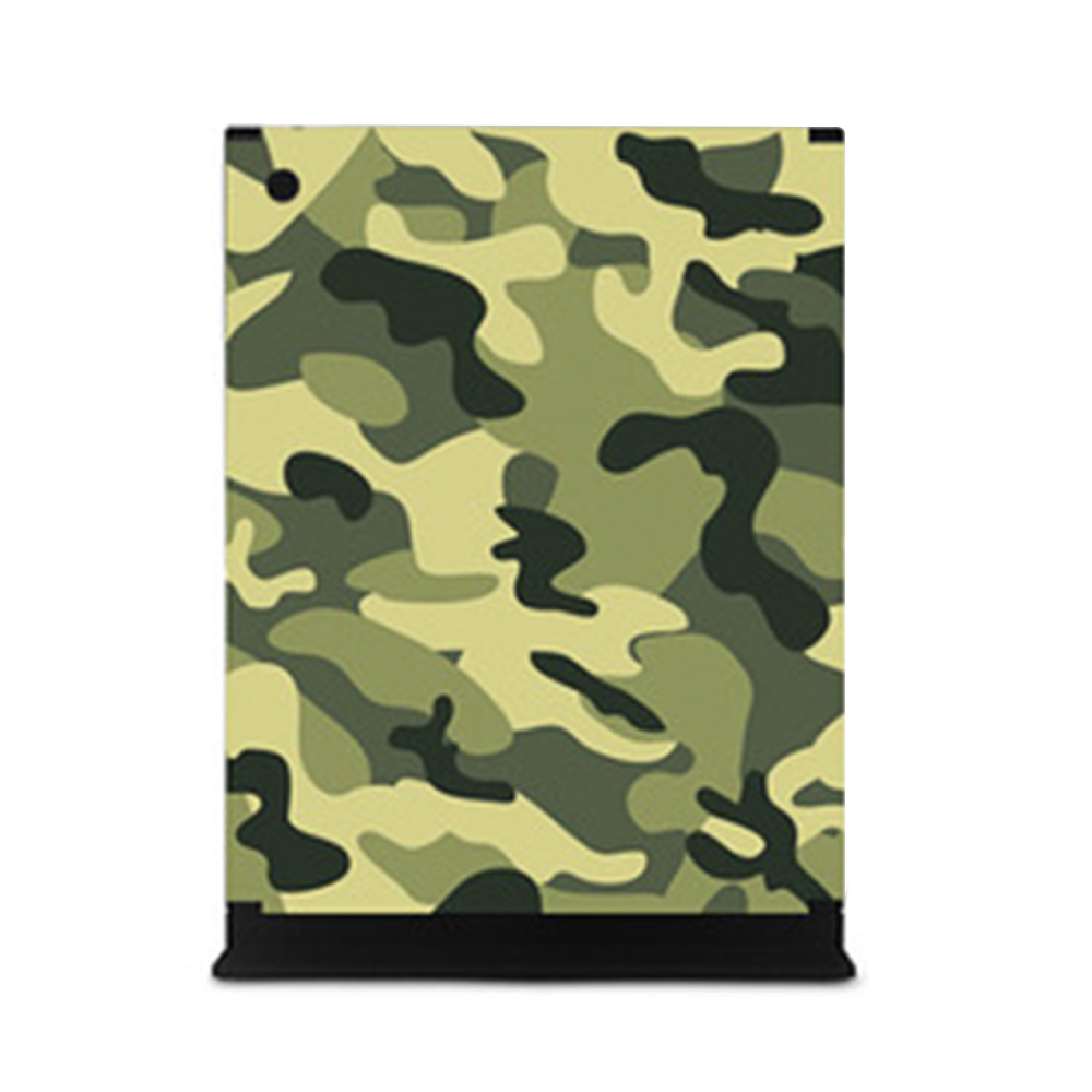 Ein vertikaler Ständer mit einem Camouflage-Design auf weißem Hintergrund.