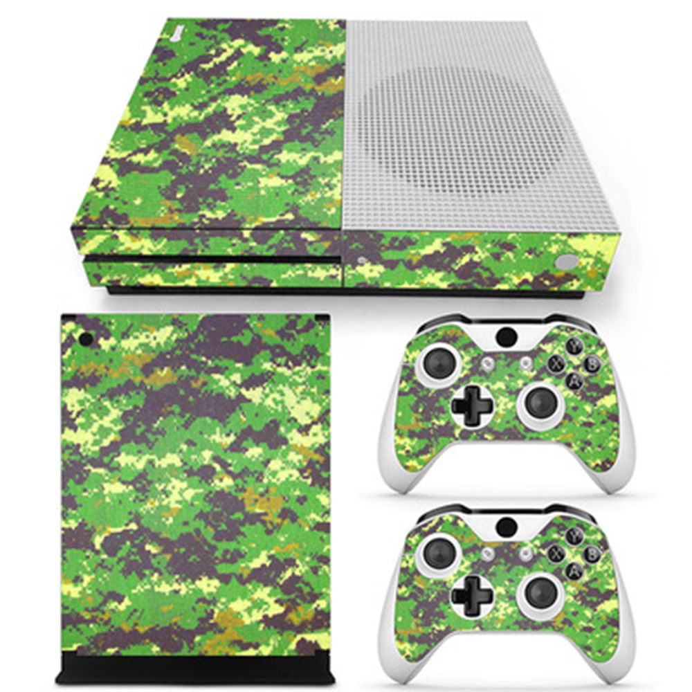 Xbox One S-Konsole und Controller mit einem grünen Tarnmuster.