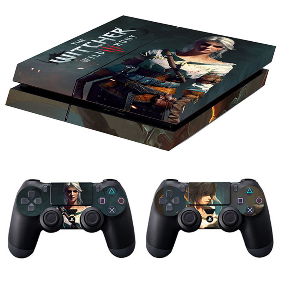 PlayStation 4 Konsole und Controller mit The Witcher Wild Hunt Skin.