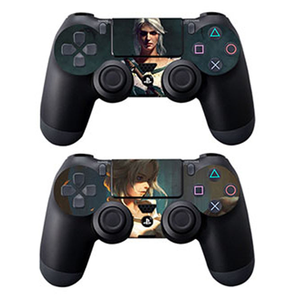 Zwei schwarze PlayStation 4-Controller mit benutzerdefinierten The Witcher Wild Hunt-Designs.