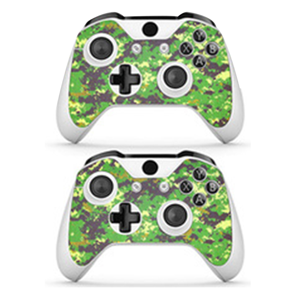 Zwei Xbox One-Controller mit grün-brauner Tarnfolie auf weißem Hintergrund.
