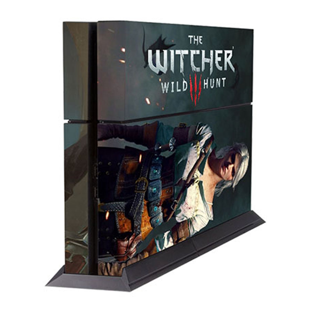PlayStation 4 Konsole mit einem benutzerdefinierten The Witcher Wild Hunt Charakter-Skin.