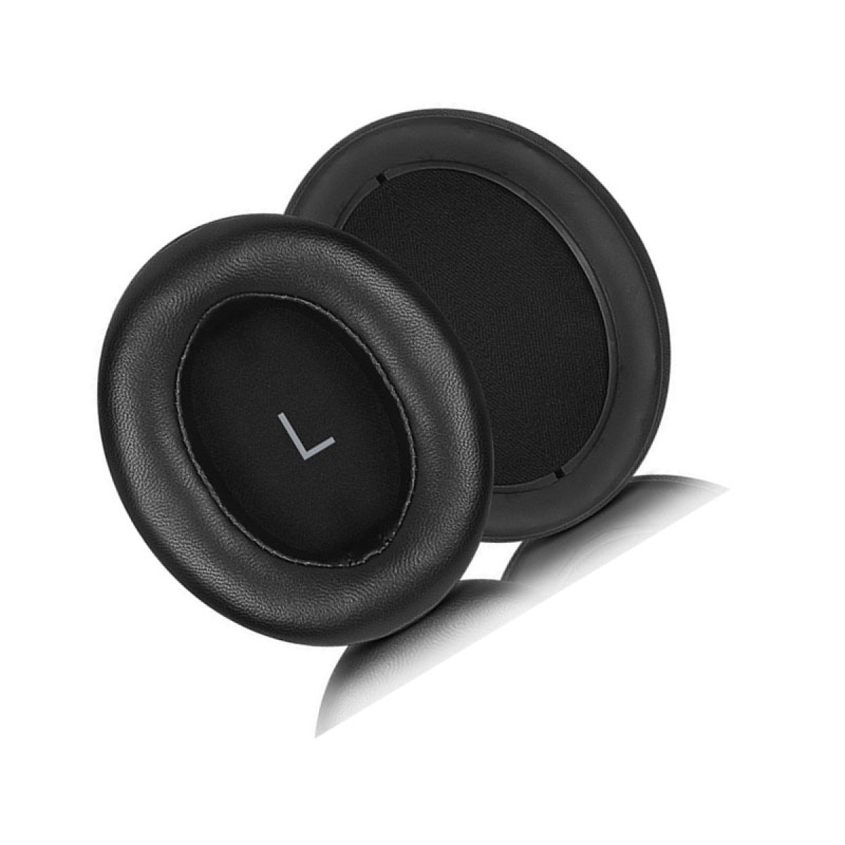 Due cuscinetti auricolari neri per cuffie, uno con un simbolo 'L'. Uno è davanti all'altro.