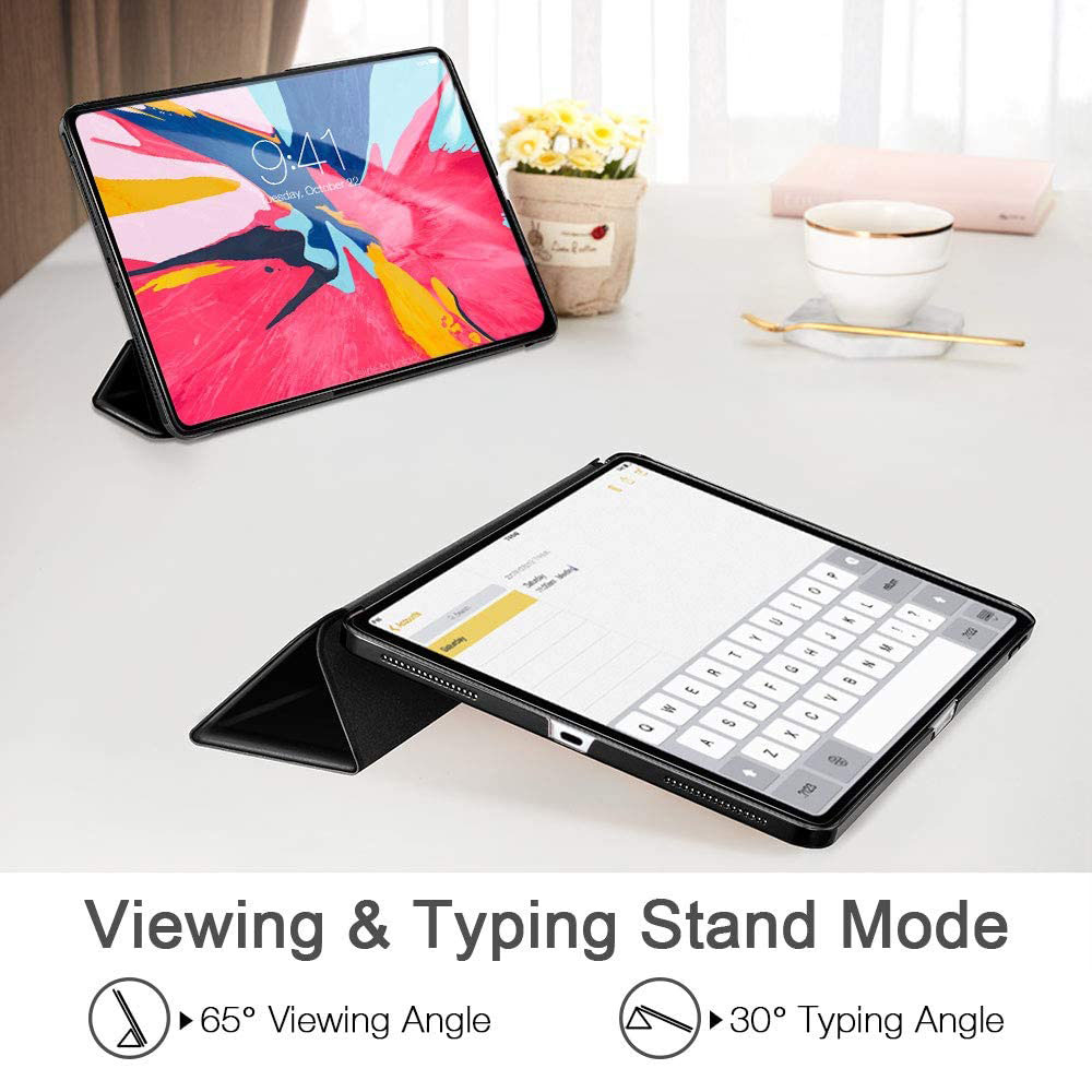 Ein Tablet, das auf einem Schreibtisch liegt, mit einem anderen, das hochgestellt ist. Text zeigt 'Viewing & Typing Stand Mode' mit Winkeln.