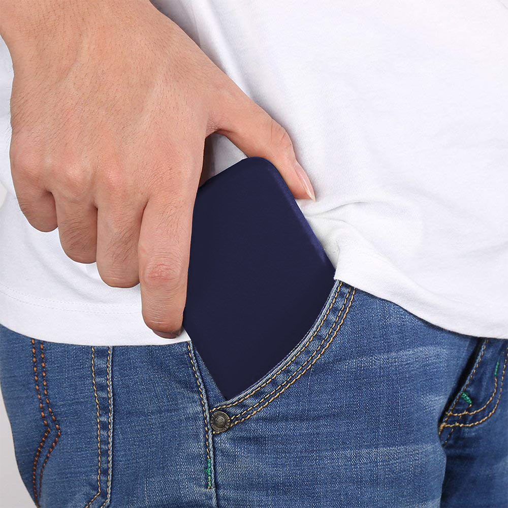 Eine dunkelviolette Handyhülle befindet sich teilweise in der Tasche einer blauen Jeans.