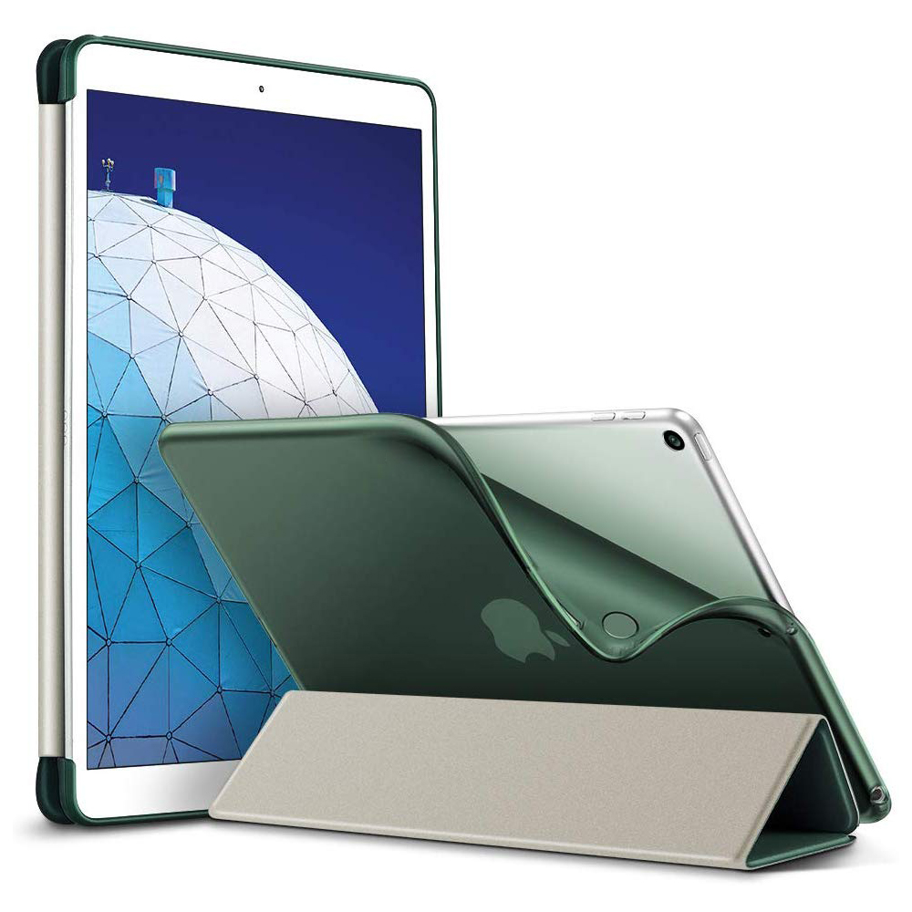 iPad in grüner Hülle, teilweise geöffnet. Die Hülle hat eine Standfunktion, zeigt das Apple-Logo.