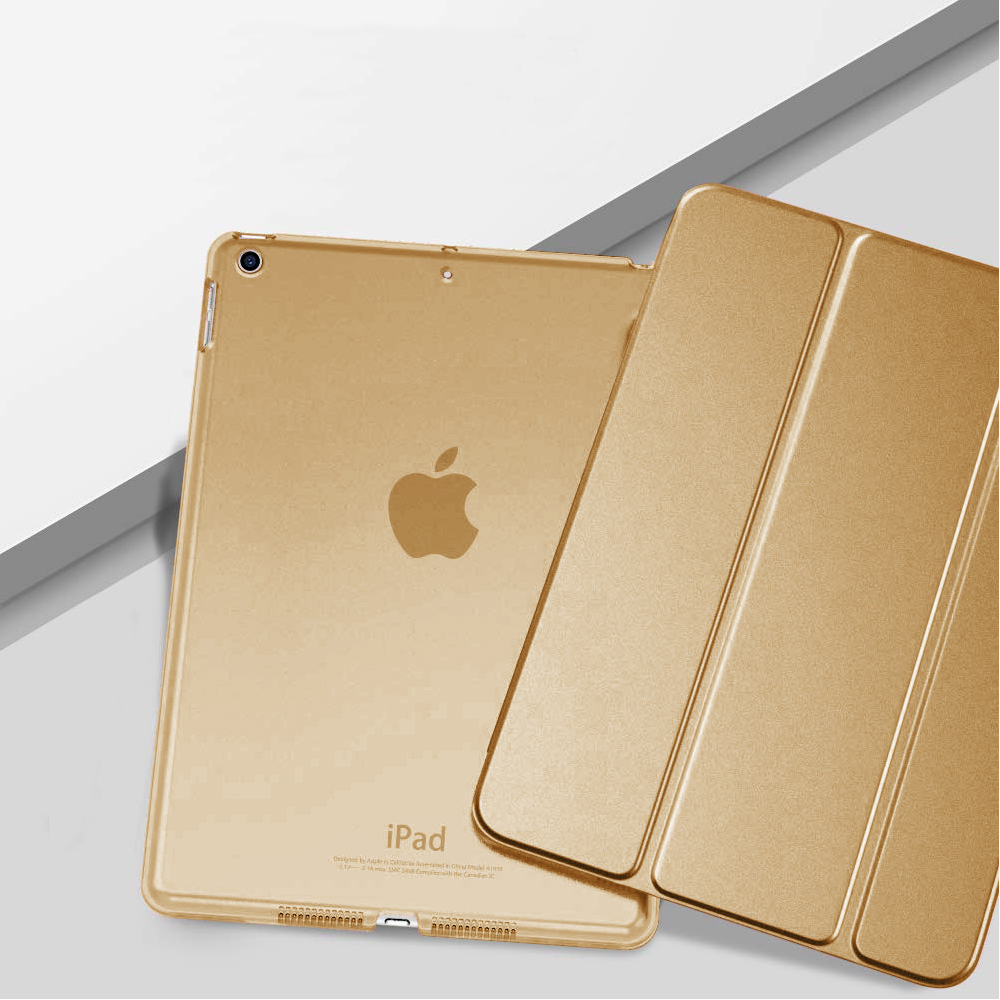 Ein goldenes iPad in einer durchsichtigen Hülle mit einer goldenen Abdeckung, das auf einer weißen Oberfläche liegt.