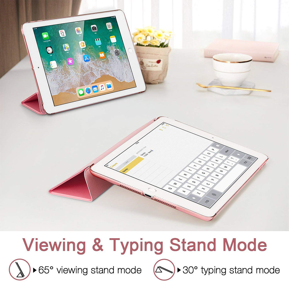 Zwei iPads auf einem Tisch, eines beim Tippen, eines im Stand-Modus. Rosa Hülle mit Text: Viewing & Typing Stand Mode.